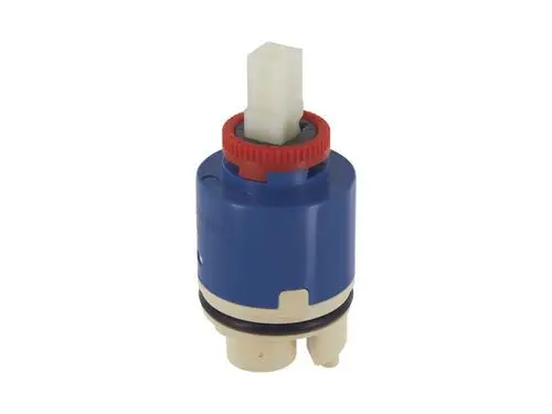 Kartusche in blau mit roter Drehkappe, hergestellt von Ideal Standard. Ein Anschlussstück zur Temperaturbegrenzung des Heißwassers in Brausen.